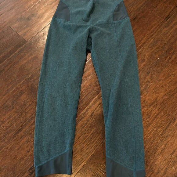 VGUC Lululemon Devi Crop size 6 - Picture 4 of 5